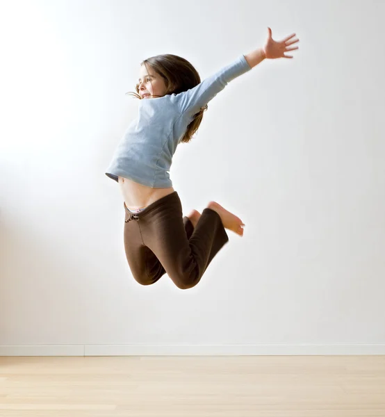 Молода дівчина, стрибки — стокове фото