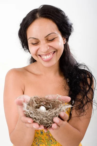 Mujer sosteniendo nido — Foto de Stock