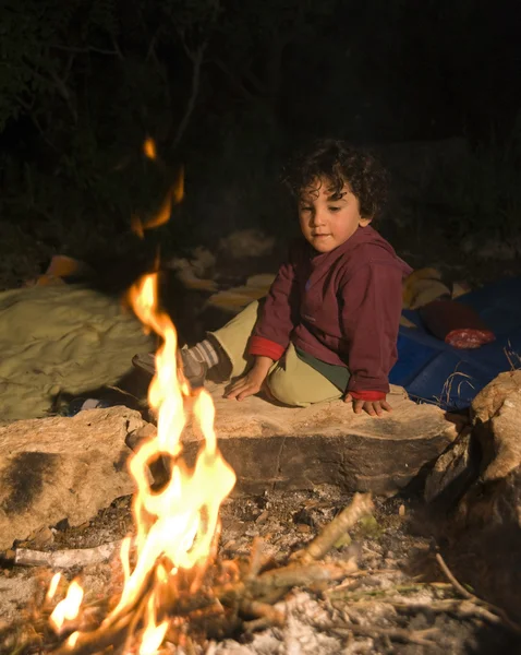 Chłopiec w ognisku — Zdjęcie stockowe