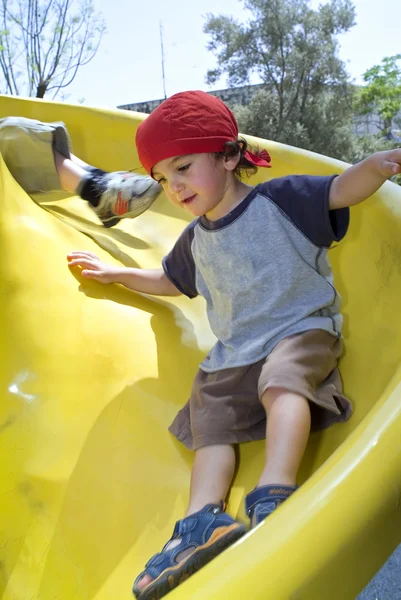 Junge auf Spielplatz-Rutsche — Stockfoto