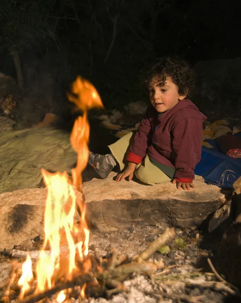 Kamp ateşi, çocuk — Stok fotoğraf