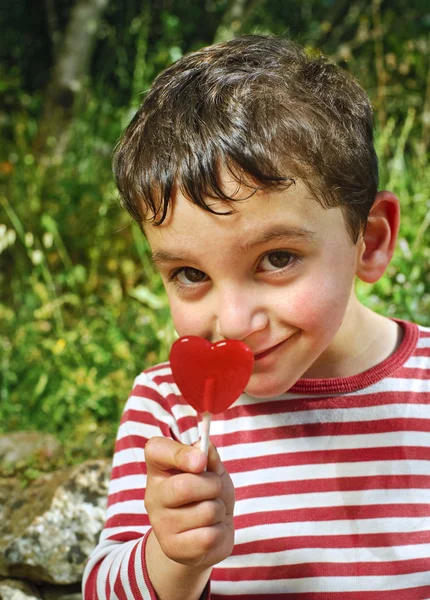 Pojke med en lollypop — Stockfoto