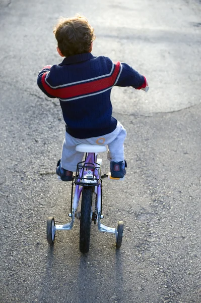 Мальчик и велосипед — стоковое фото