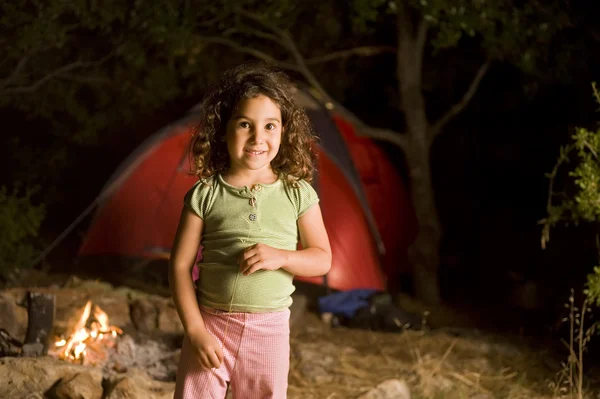 在营地的小女孩 — 图库照片