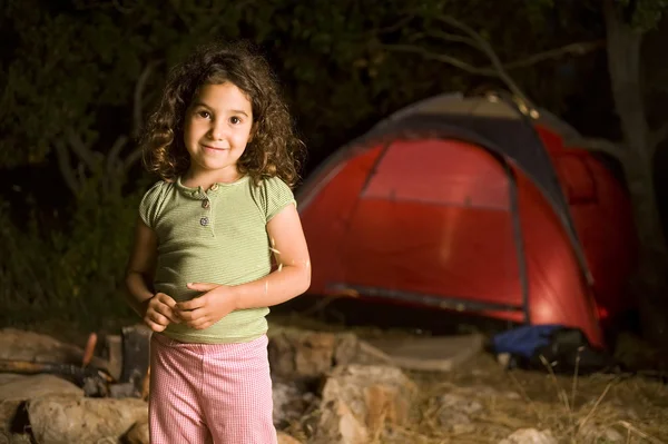 Küçük kız bir kampta — Stok fotoğraf