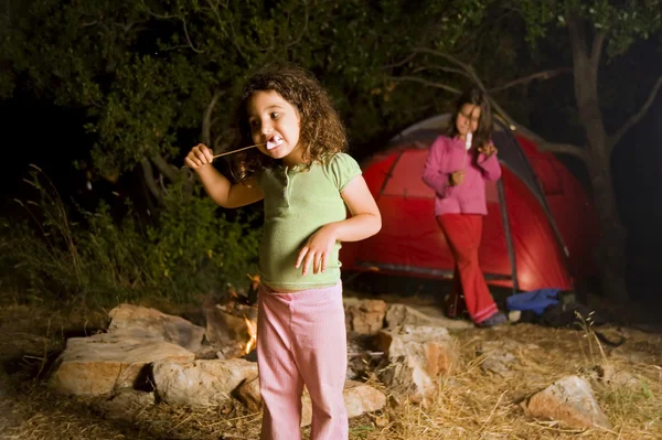 两个女孩在营地 — 图库照片