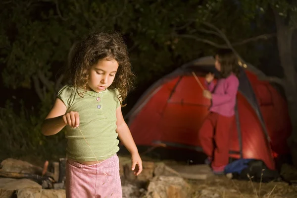 Twee meisjes op een camping — Stockfoto