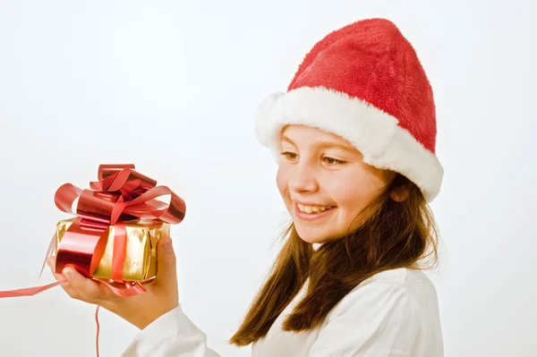 Κορίτσι με χριστουγεννιάτικο δώρο — Φωτογραφία Αρχείου