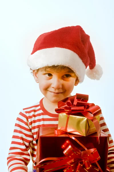 Мальчик и подарки — стоковое фото