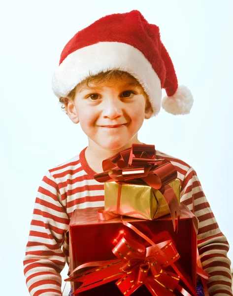 Мальчик и подарки — стоковое фото