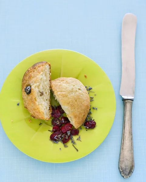 Scone and cranberries — Stock Photo, Image