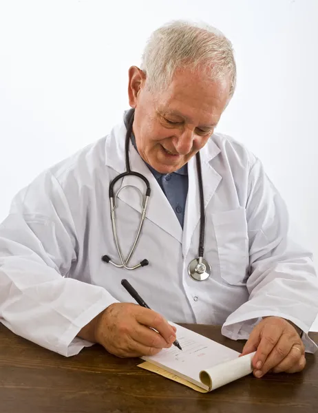 Médico a escrever uma receita — Fotografia de Stock