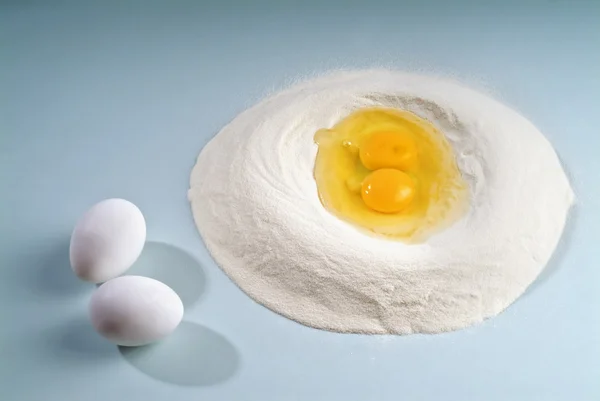 Huevos y harina — Foto de Stock