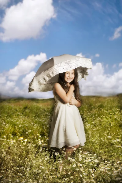 Ung flicka med parasoll — Stockfoto