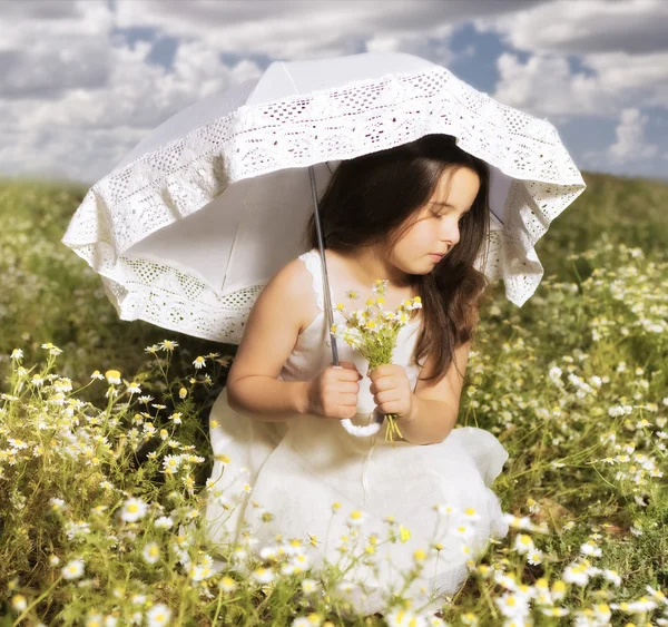 Jong meisje met parasol — Stockfoto