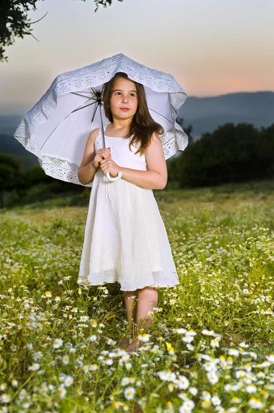 Mladá dívka se slunečníkem — Stock fotografie