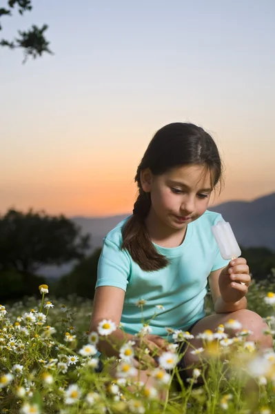 Νεαρό κορίτσι έχει ένα popsicle — Φωτογραφία Αρχείου