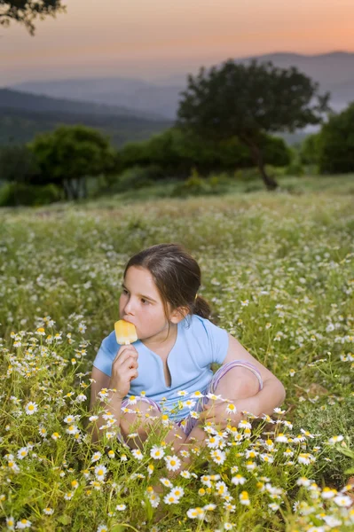 Ung tjej som har en popsicle — Stockfoto