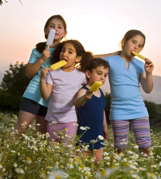 Дети едят поп-лед — стоковое фото