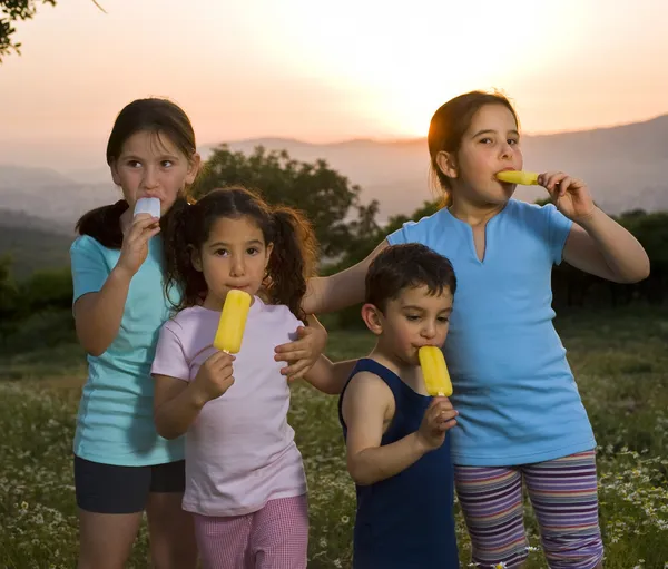 Дети едят поп-лед — стоковое фото