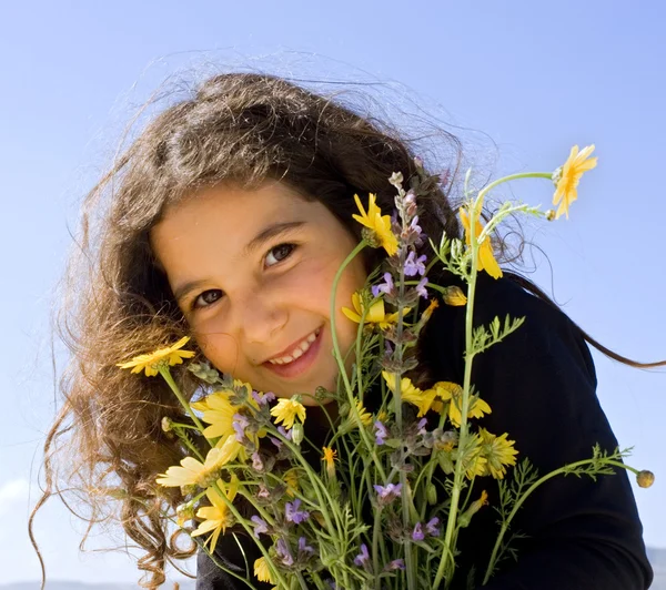 Menina segurando flores — Fotografia de Stock