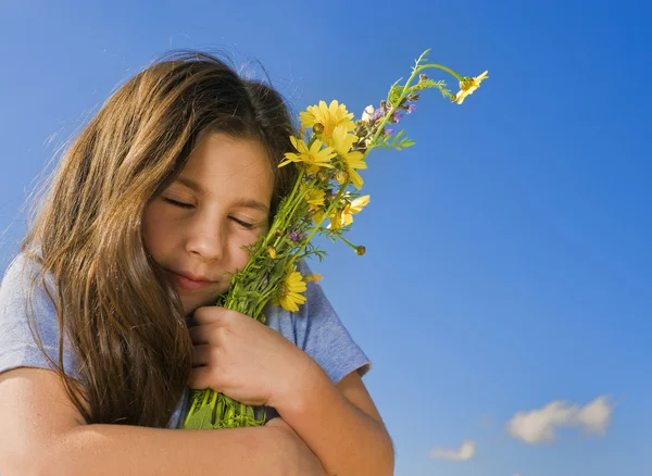 Νεαρό κορίτσι εκμετάλλευση λουλούδια — Φωτογραφία Αρχείου
