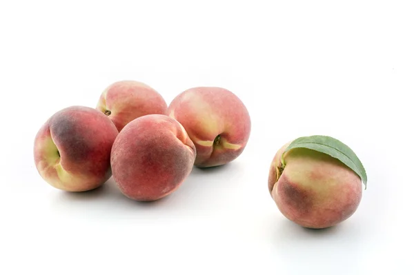 Sekelompok persik diisolasi di atas putih — Stok Foto