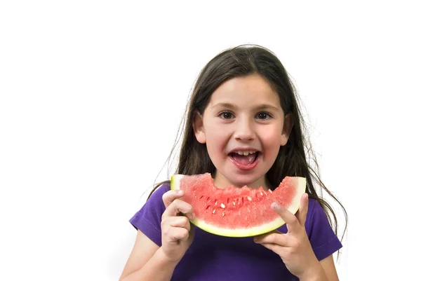 Девушка ест арбуз — стоковое фото