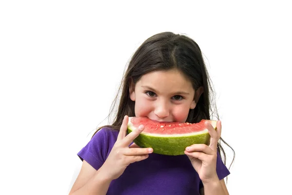 Девушка ест арбуз — стоковое фото