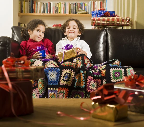 Çocuklar ve hediyeler — Stok fotoğraf