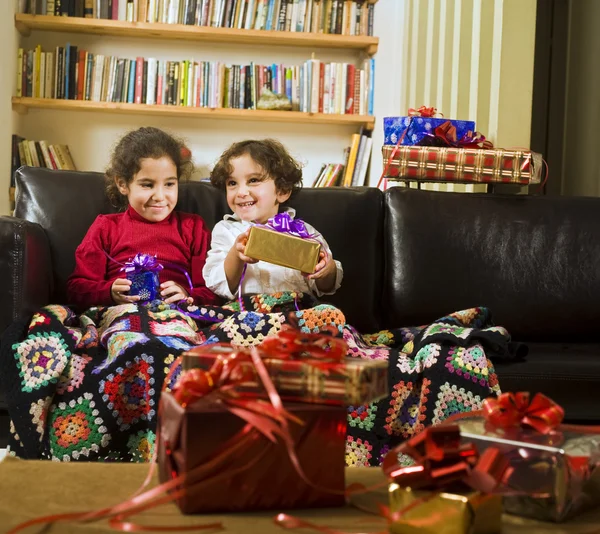 Niños y regalos — Foto de Stock