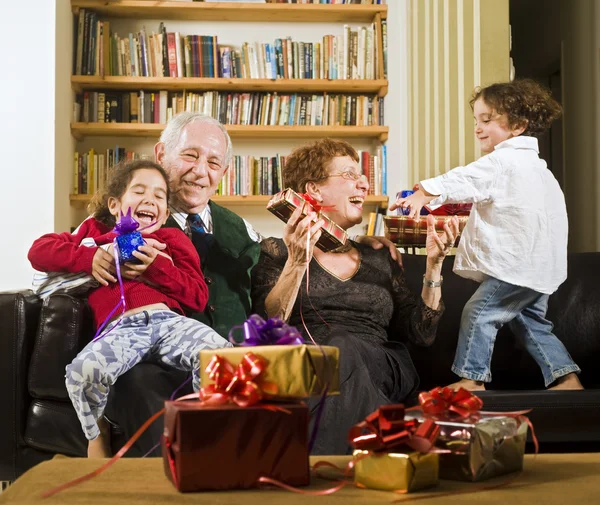Abuelos y regalos — Foto de Stock