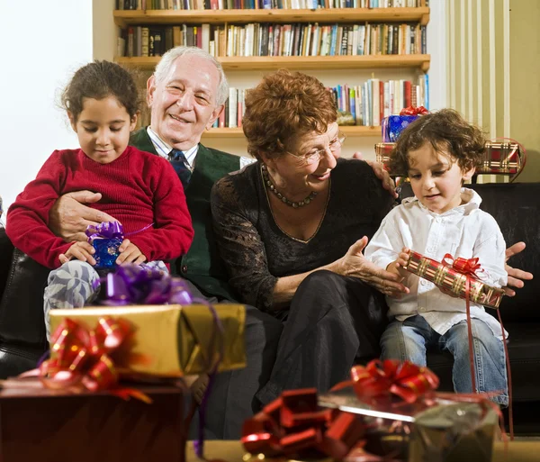 Abuelos y regalos —  Fotos de Stock