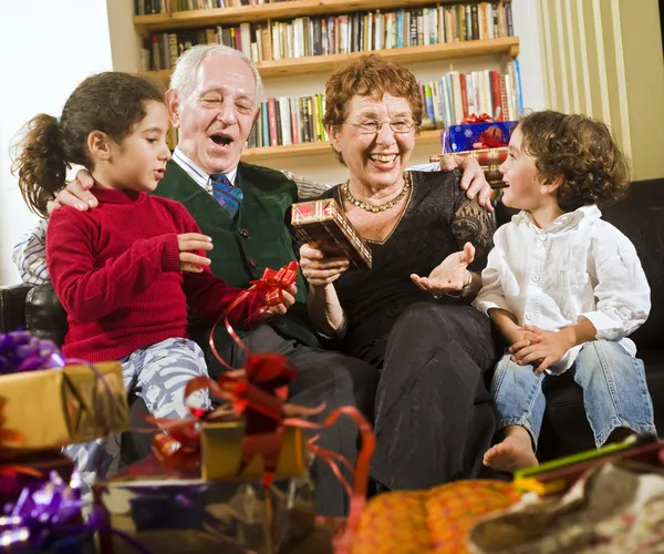 Nagyszülők és ajándékok — Stock Fotó