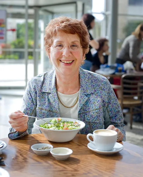 Senior women having salad and coffee — Stock Photo, Image