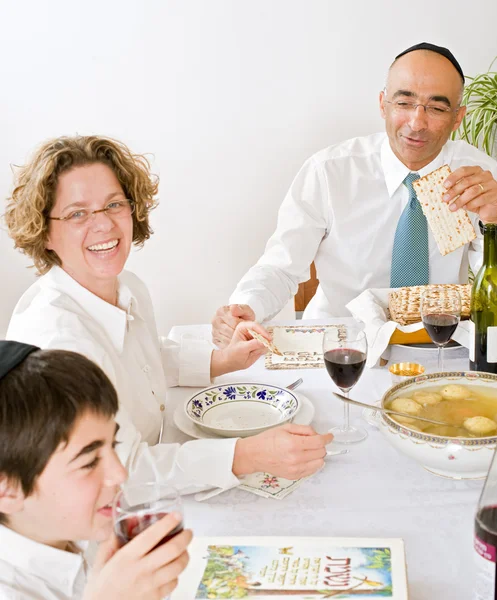 Jüdische Familie feiert Pessach Stockbild