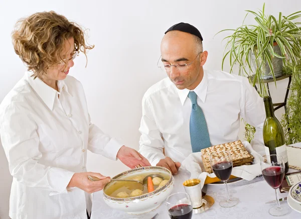 Judisk familj firar påsk Royaltyfria Stockfoton
