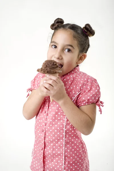 Egy kislány jégkrémet eszik. — Stock Fotó