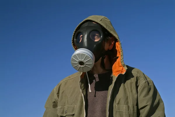 Adam bir gaz maskesi — Stok fotoğraf