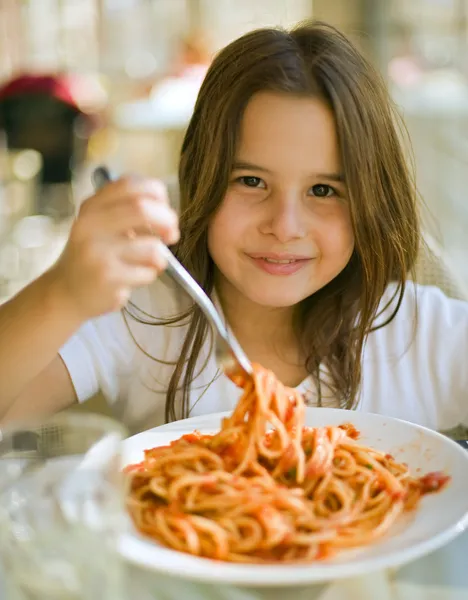 Ребенок ест спагетти — стоковое фото