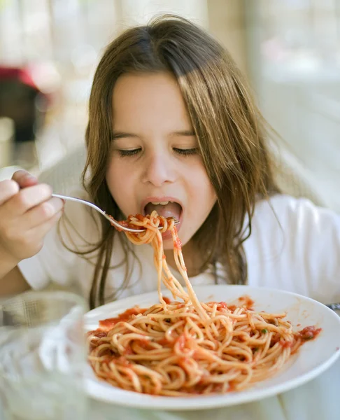 Ребенок ест спагетти — стоковое фото