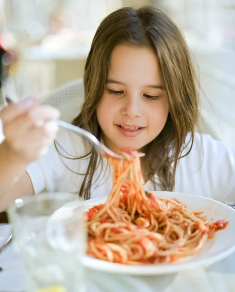 Дитини, яка має спагетті — стокове фото
