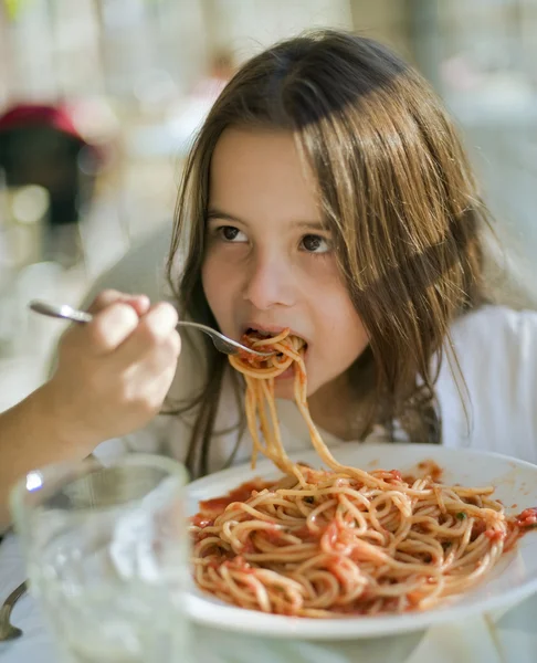 Дитини, яка має спагетті — стокове фото