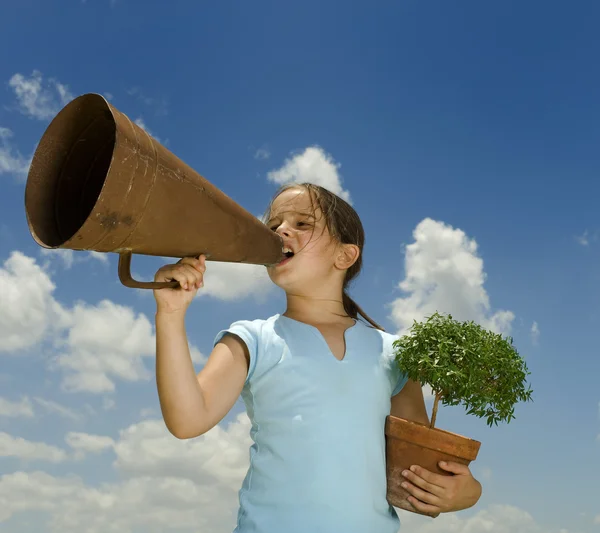 Девушка с мегафоном и маленьким деревом — стоковое фото
