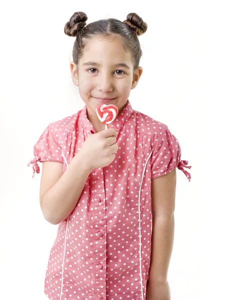 Petite fille tenant une lolipop en forme de hart — Photo