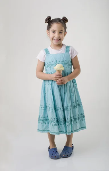 아이스크림을 먹는 어린 소녀 — 스톡 사진