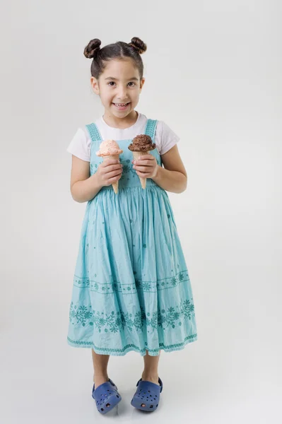 두 개의 아이스크림 콘을 들고 어린 소녀 — 스톡 사진