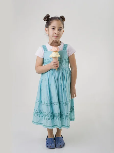 Κοριτσάκι ενός κώνου με τρεις γεύσεις παγωτού — Φωτογραφία Αρχείου
