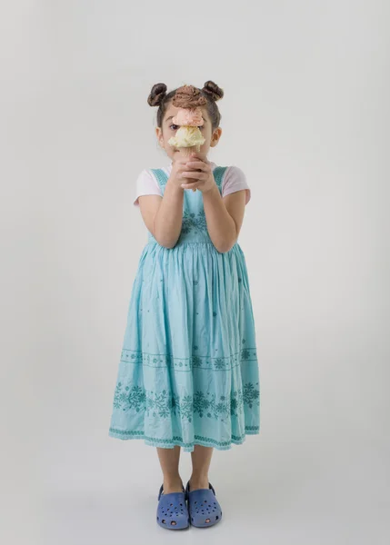 Маленька дівчинка конус з трьома смаками морозива — стокове фото
