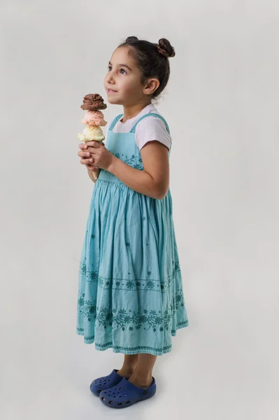 Маленькая девочка конус с тремя вкусами мороженого — стоковое фото